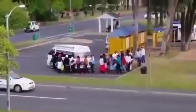 Колко пътника събра този минибус?!