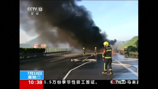 Камион избухна в пламъци след сблъсък на магистрала в Китай