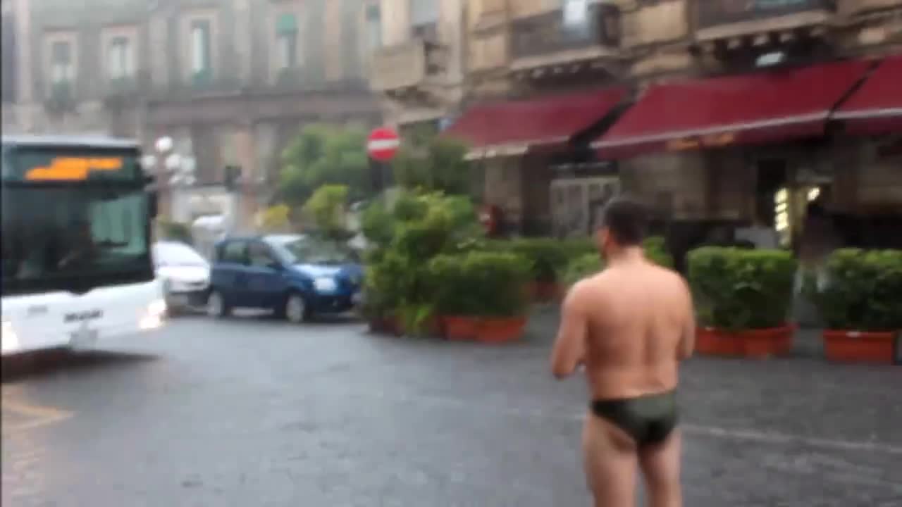 Този направо изби рибата! Вижте го как се гмурка само!