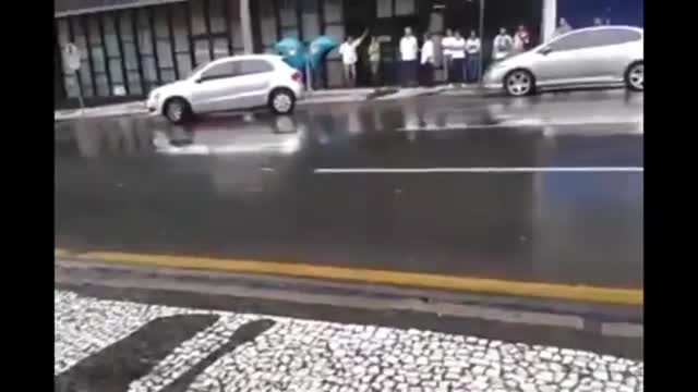 Бягай! Жена се опитва да паркира!
