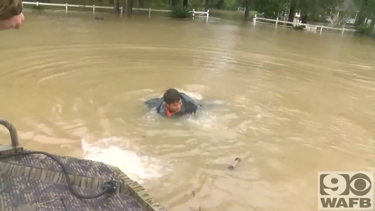 Хора спасяват жена и куче от потъваща кола във воден ад !