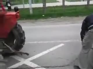 Трактор срещу Ауди А4! А Познайте, Кой, Кого Ще Победи! Тия Ненормалници Явно Си Нямат Работа!
