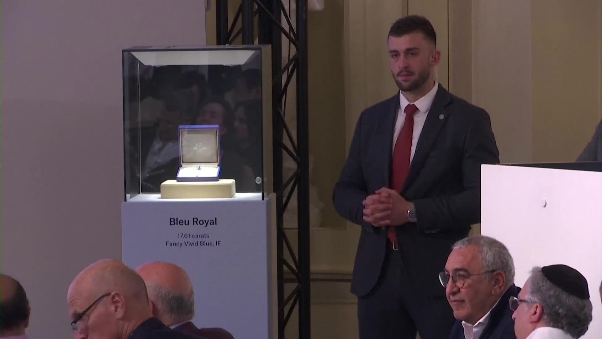 Рядък син диамант бе продаден на търг за 43,8 милиона долара (ВИДЕО)