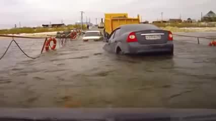 Нагъл шофьор на камион изпреварва кола на мост в Русия!
