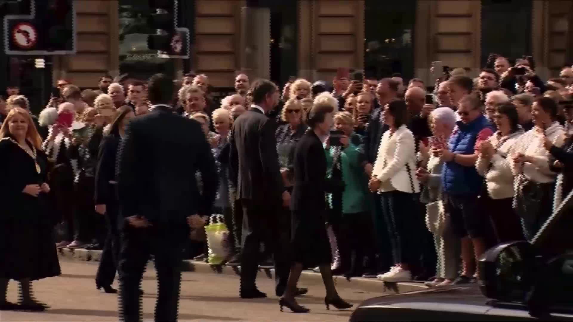 Принцеса Ан посети церемонията по почитане на майка й в Глазгоу (ВИДЕО)