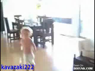 Жена си превърта чисто гола 