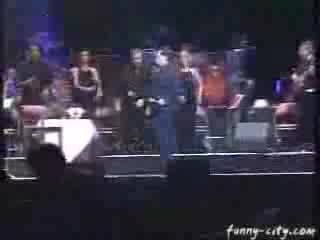 Смешнo Juan Gabriel Пада От Сцената