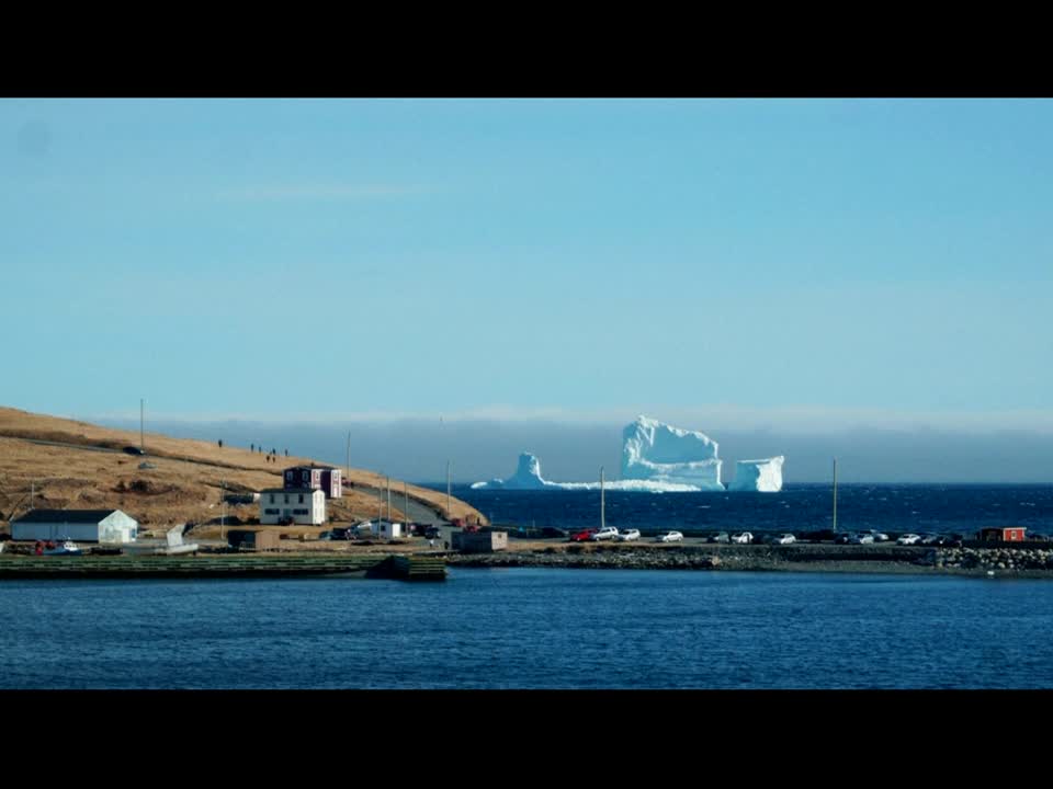 Канадски град привлича туристи с айсберг