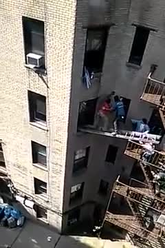 Смел съсед спасява човек от пожар