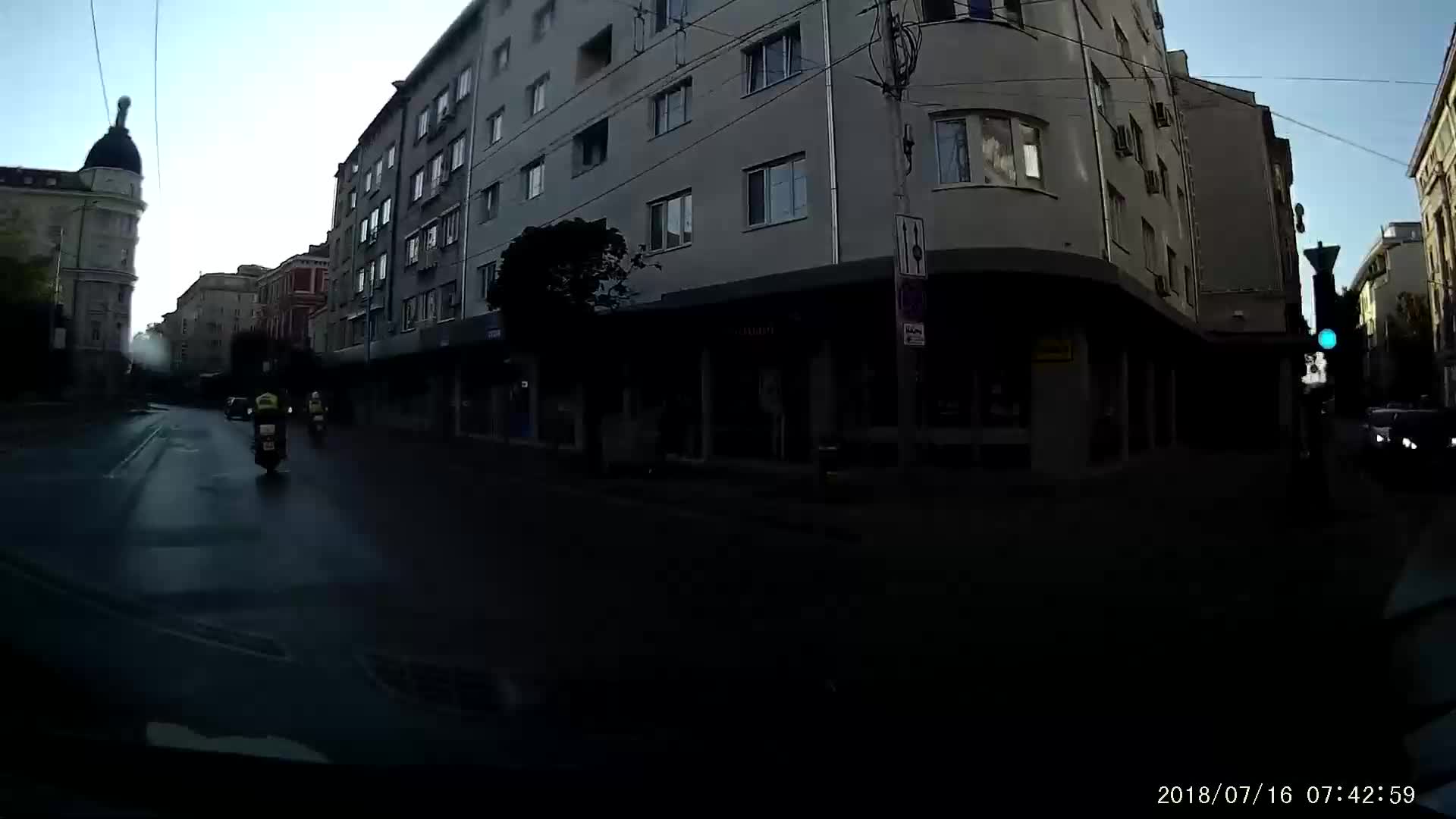 Полицай не дава предимство на пешеходна пътека