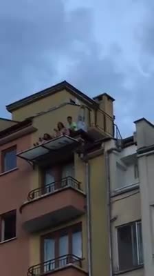 Деца се катерят по покривите в бургаския ж.к. "Възраждане" (part 2)