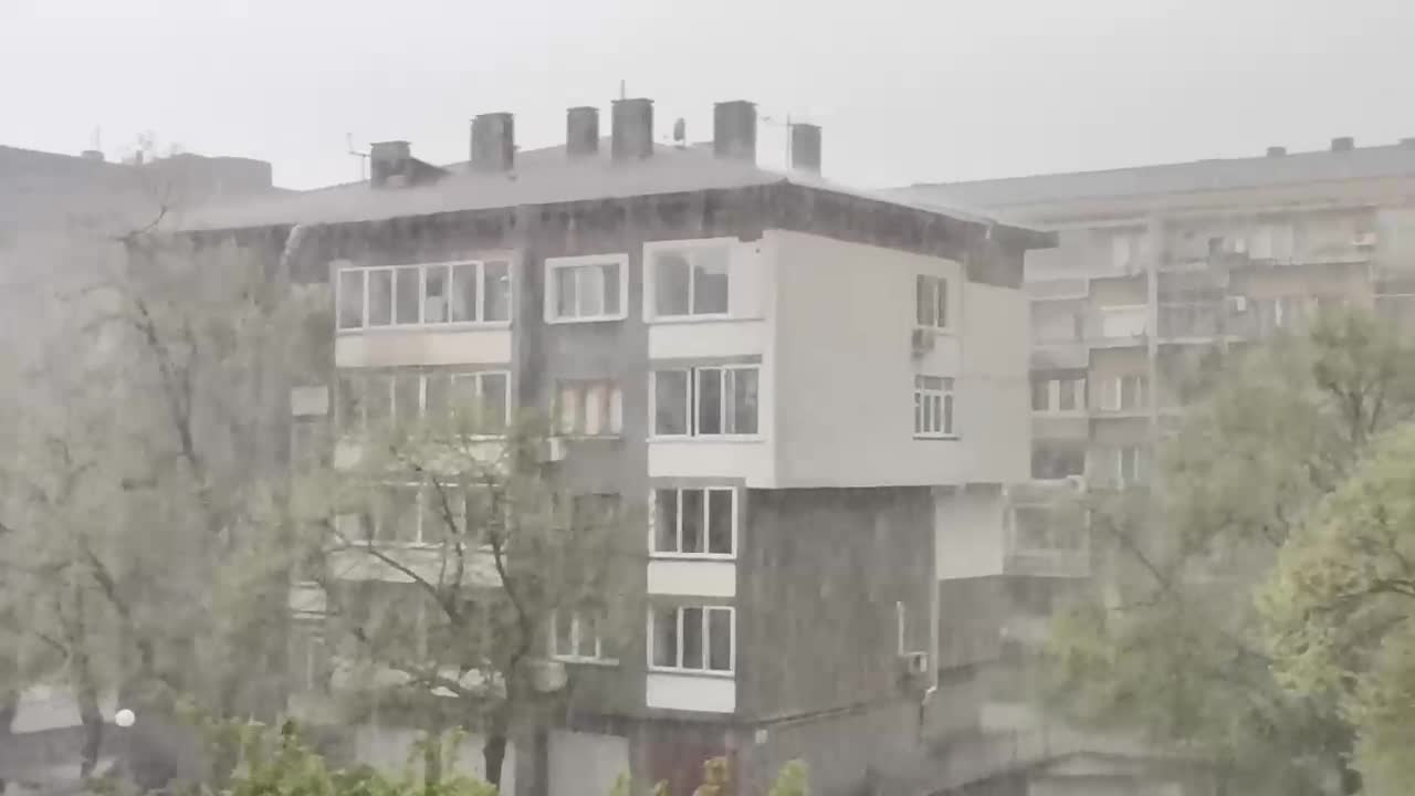 Проливен дъжд с гръмотевици