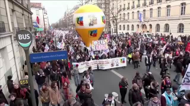 Хиляди протестираха в Париж срещу пенсионната реформа