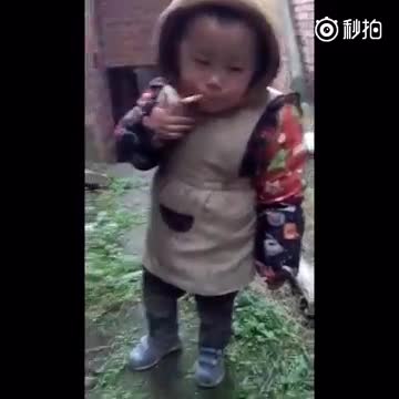 Дете дърпа цигара
