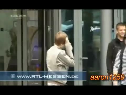 Justin Bieber се удря в стъклена врата