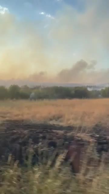 Огромен пожар бушува край Костинброд, огънят се вижда от километри