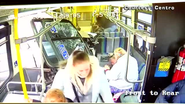 ШОКИРАЩИ КАДРИ: Пикап се вряза в автобус с пътници