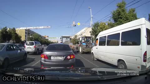 Руски трактористи си правят гонка по булевард