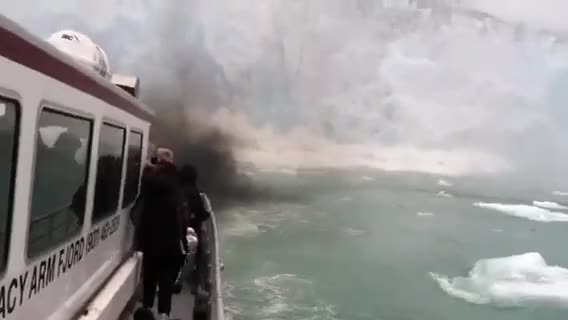 Огромни късове лед се откъсват и падат във вода