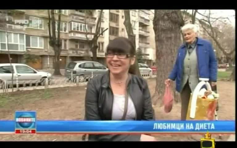 бабичка се бъзика с жена (смях)
