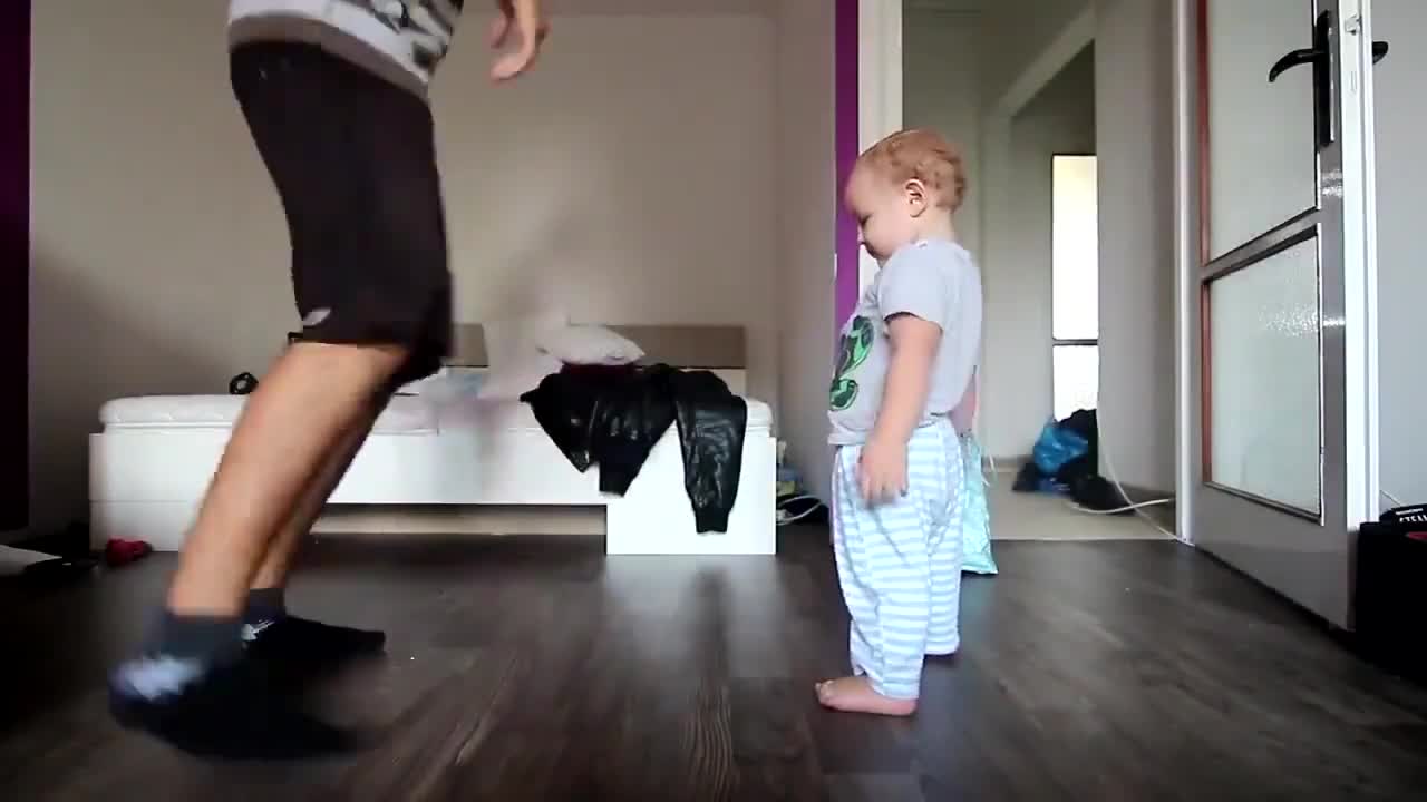 Сладко бебе танцува с баща си