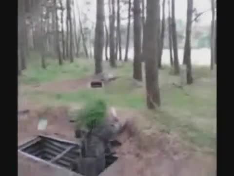 Тъпак Хвърля Граната И Тя Се Връща При Него 