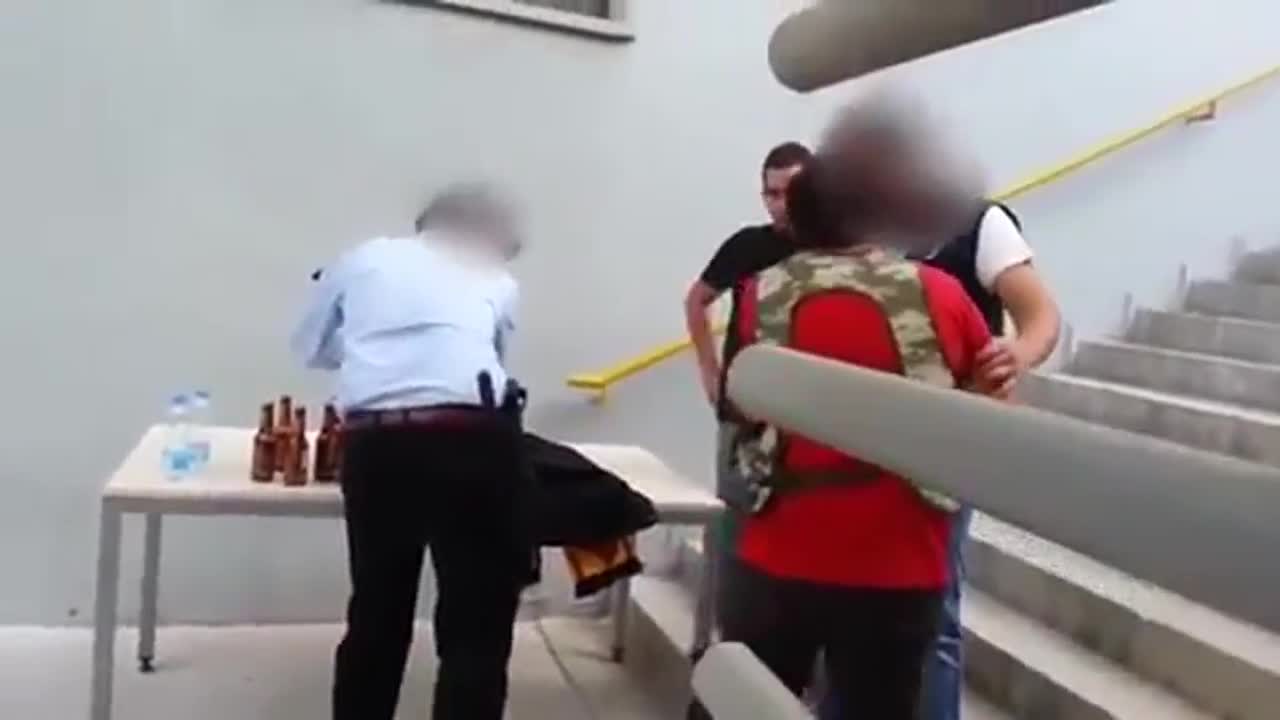 Фен се опитва да внесе цяла каса бира на футболен мач
