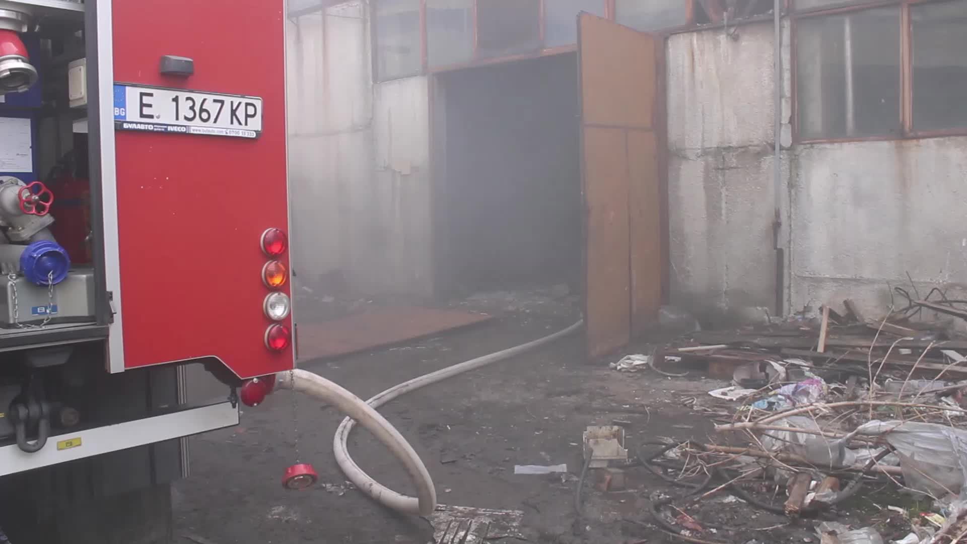 Пожар пламна в хале на завод в Ботевград