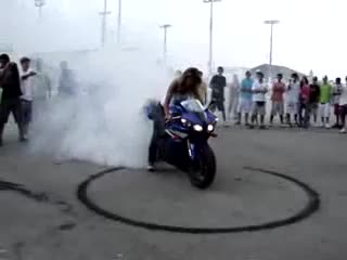 Готина мацка с Yamaha R1 
