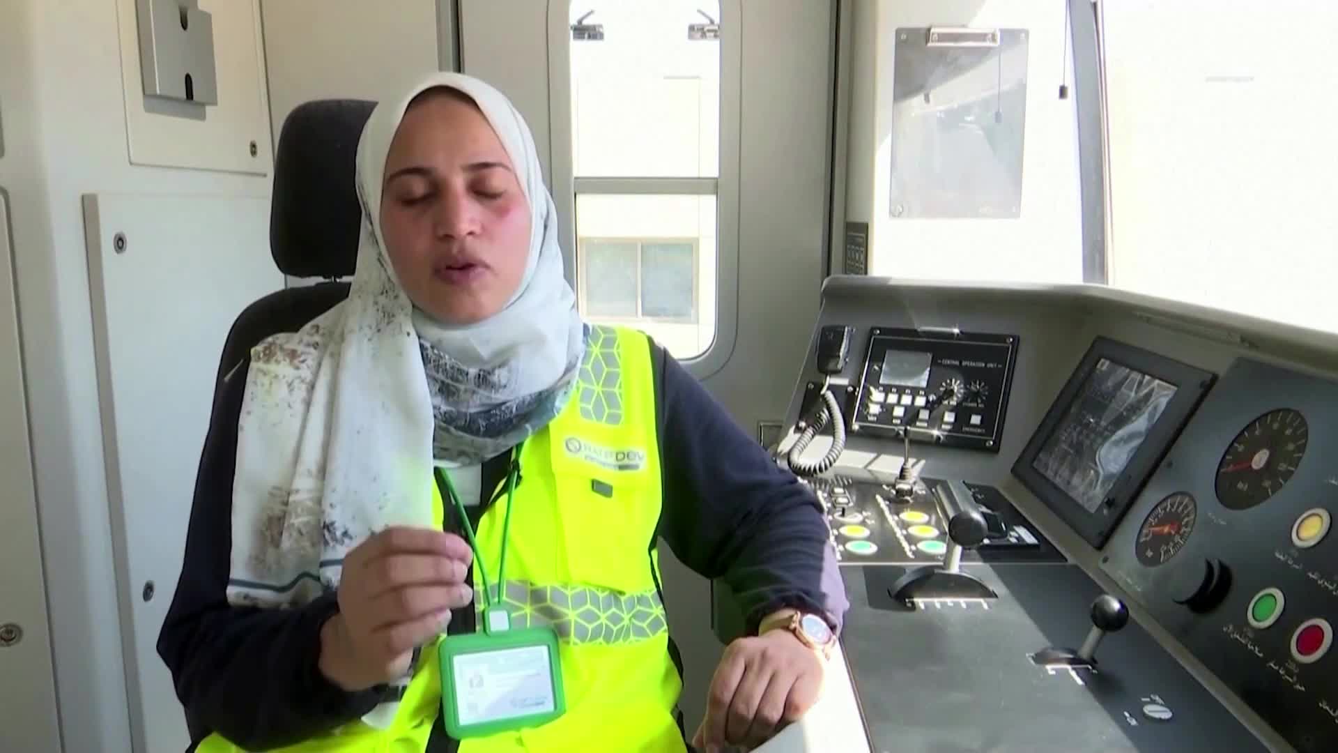 ЗА ПРЪВ ПЪТ: Наеха дами за машинисти в метрото в Египет (ВИДЕО)
