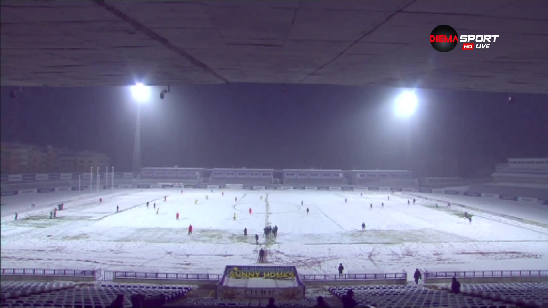 Футболисти ринат сняг в Търново