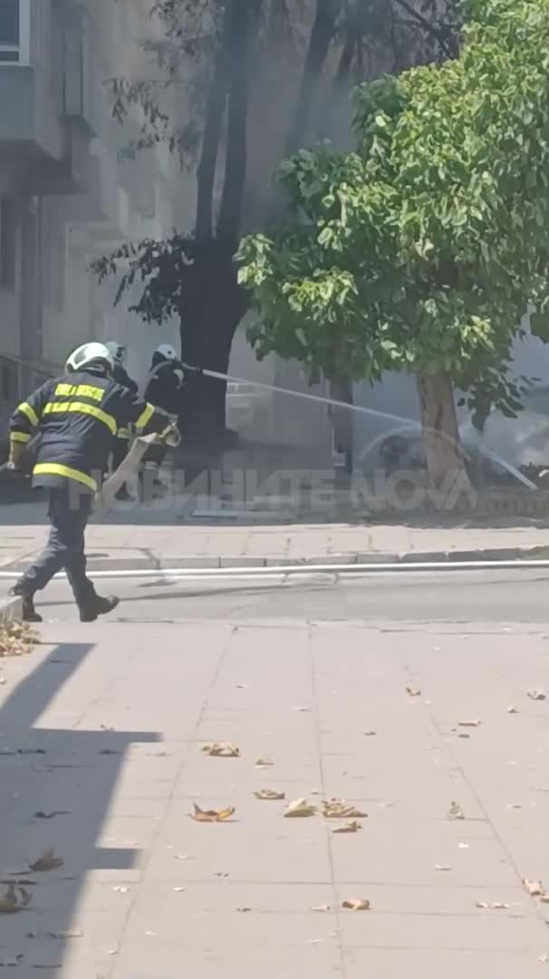 Електромобил се запали и подпали още няколко коли във Варна