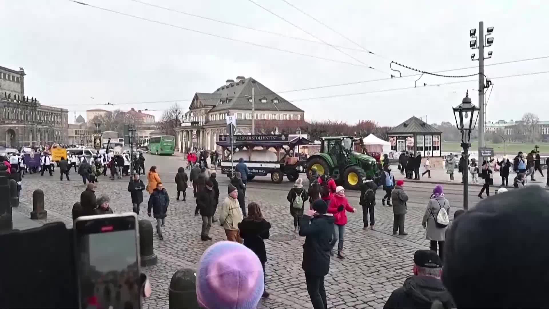 В Дрезден откриха традиционния фестивал на щолена (ВИДЕО)