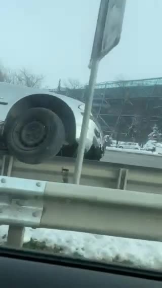 Кола "кацна" на мантинела на "Цариградско шосе", предизвика тапа