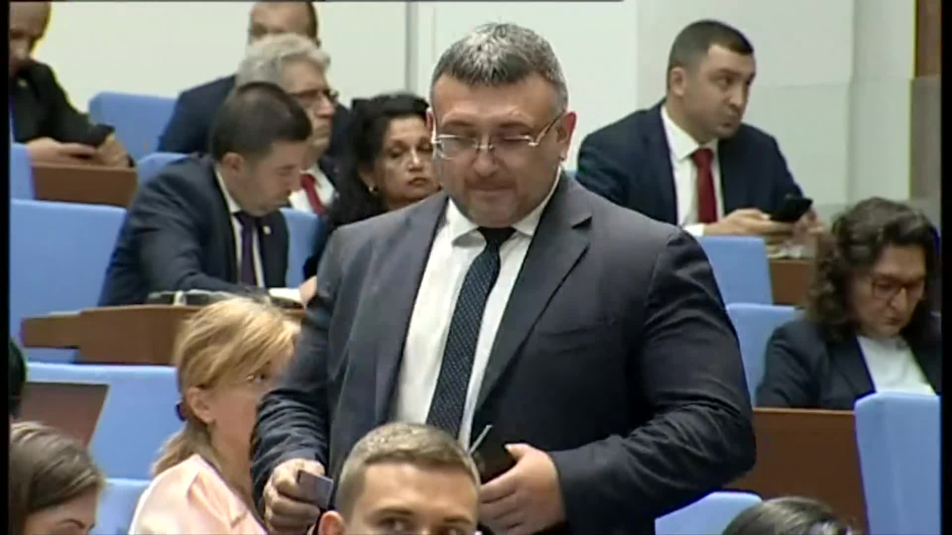 Парламентът прие оставката на Вежди Рашидов