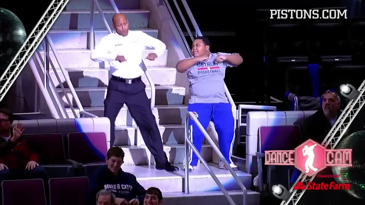 Фенове разпускат на мач на любимия си отбор