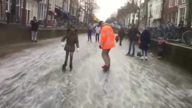 Каналите в Холандия замръзнаха