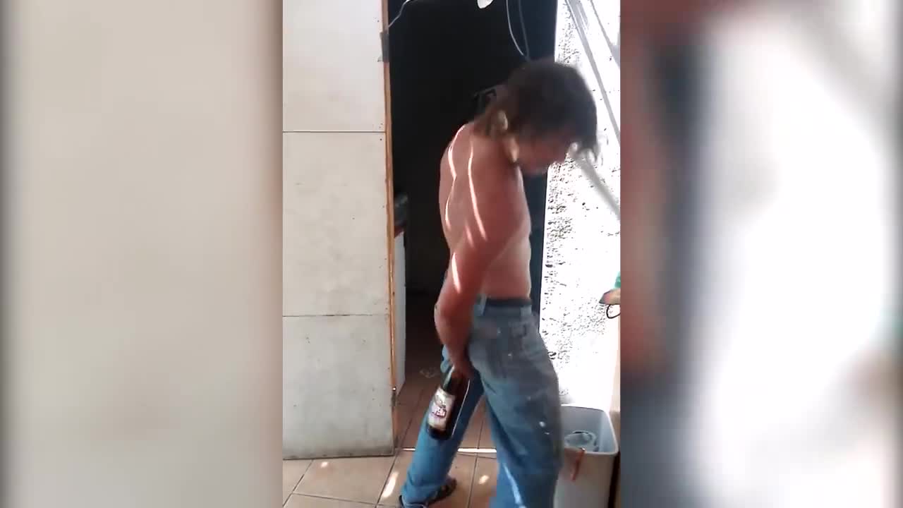 Такова отваряне на бутилка не сте виждали!