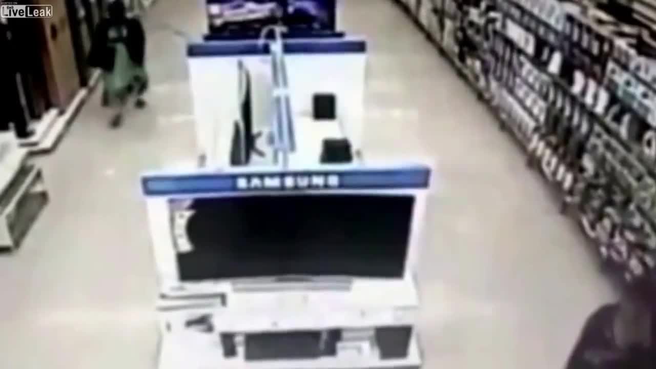 Жена ловко краде Lcd телевизор
