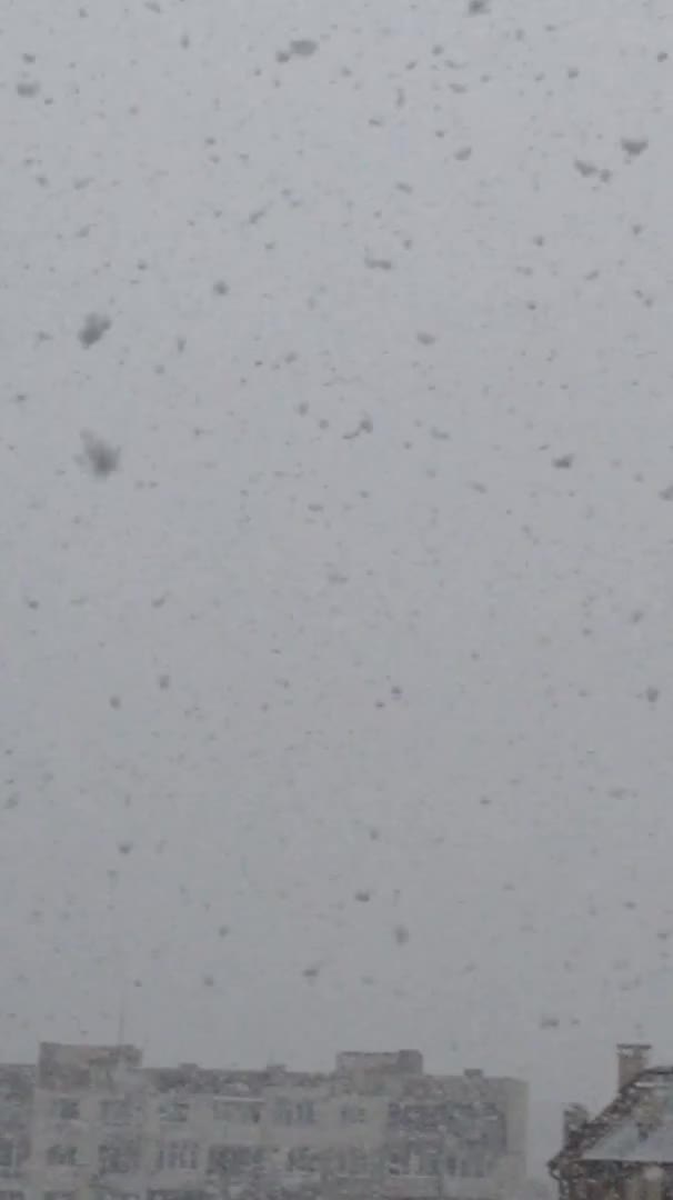 Сняг на парцали в столичния квартал "Люлин".