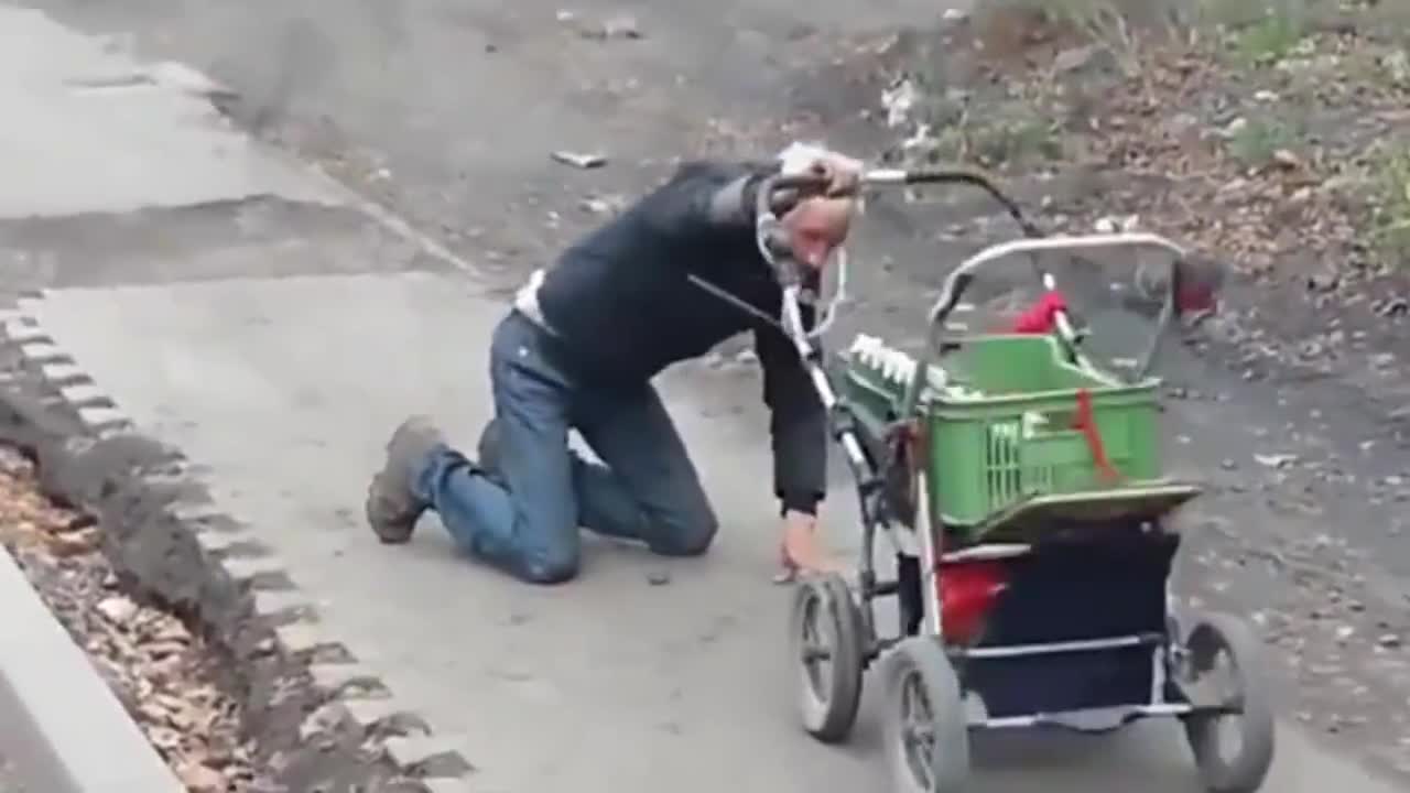 Смях ... Пиян руснак управлява детска количка .. Ето до какво води алкохола!