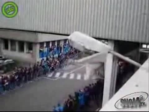 F1 Прави Дрифт И Се Блъска В Стената