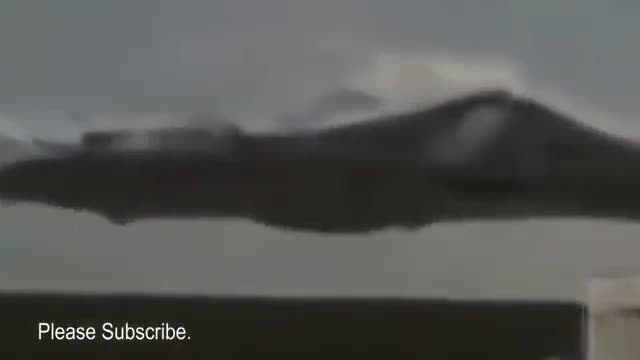 Смайващо видео! Шофьор снима как Нло се приземява край фабрика!