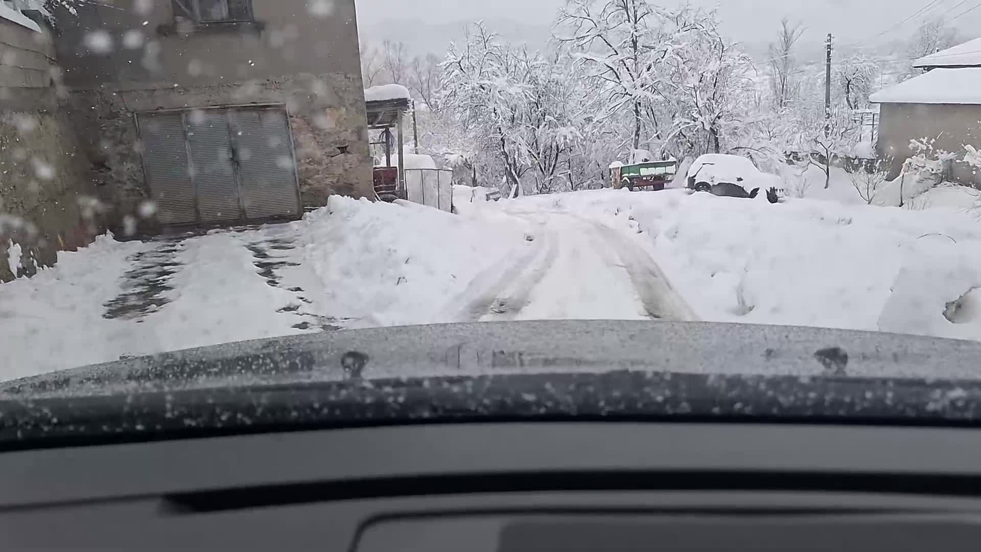 Непочистени улици в село Дружинци
