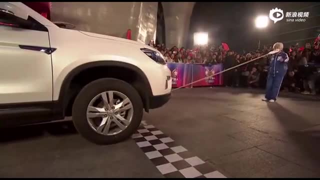 Баба на 81 тегли със зъби джип с пътници