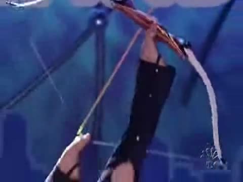 Момиче Стреля Феноменално С Лък