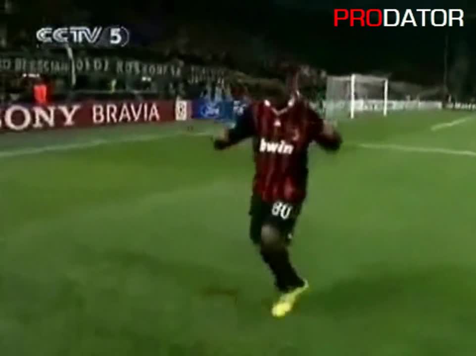Ronaldinho играе кючек луд смях