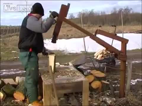 Така се цепят дърва в Украйна