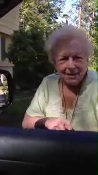 Тази 88-годишна дама реши да покаже на внучката си как трябва да танцува!