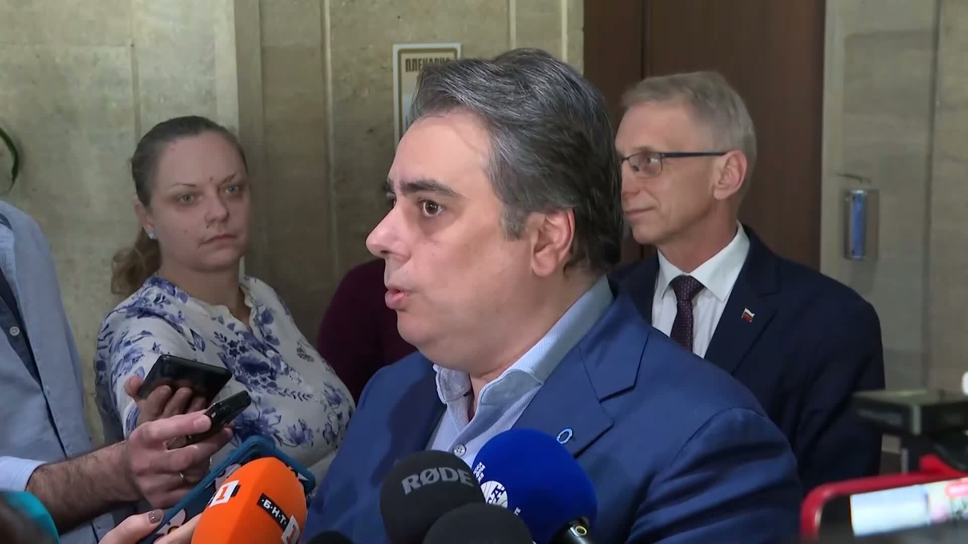 Асен Василев: Румен Спецов не отговаря на критериите за особен управител на „Лукойл”